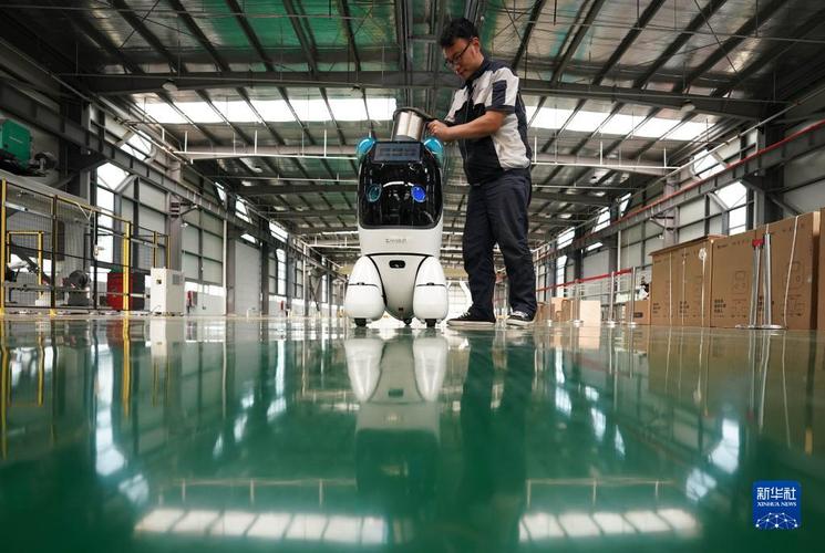 在河北盛世天成信息技术生产车间,工作人员调试机器人产品